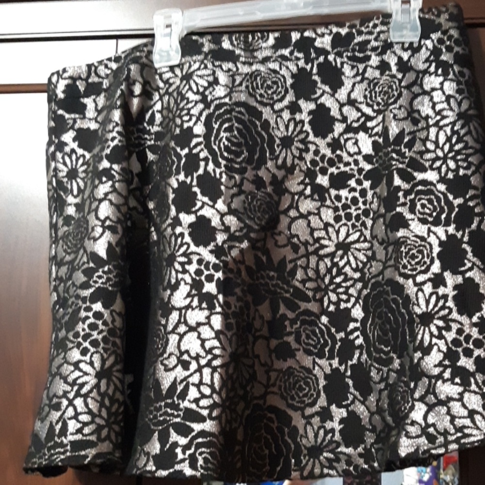 F21 Beautiful gold and black skirt